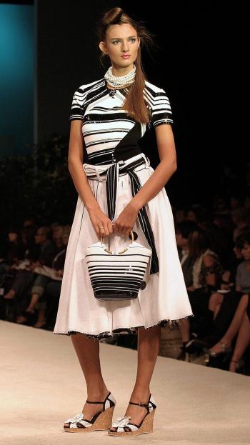 La modelo luce un diseño de la firma Trend Les Copains.