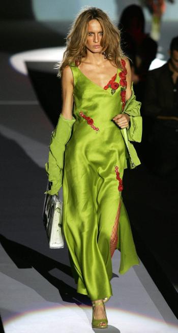 Una modelo luce un vestido largo de seda verde diseñado por Mariella Burani.