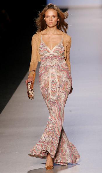 Una modelo muestra sobre la pasarela un diseño de la colección primavera-verano 2005 para mujer de Missoni en Milán (Italia).