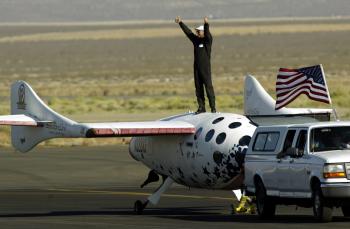Se espera que el equipo detrás de SpaceShipOne, el legendario diseñador de aviones Burt Rutan y el cofundador de Microsoft, Paul Allen, anuncien en unas dos horas si el vuelo de una hora ha calificado como la primera de dos salidas espaciales necesarias para el Premio Ansari X, de 10 millones de dólares.