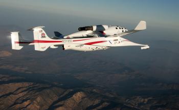La aeronave 'SpaceShipOne' aterrizó sin problemas  en el desierto de California después de haber girado vigorosamente durante el ascenso hacia el espacio en un vuelo de prueba de la primera nave privada y tripulada que va más allá de la atmósfera terrestre.