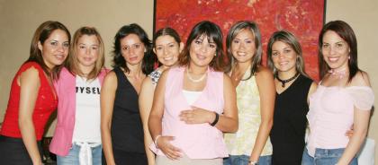 Mónica Barba de Enríquez disfrutó de una fiesta de canastilla que le ofrecieron sus amigas.