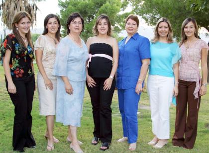  28 de septiembre de 2004

Aída de Jaidar acompañada por algunas de las asistentes a la fiesta de regalos que le ofrecieron en honor del bebé que espera.