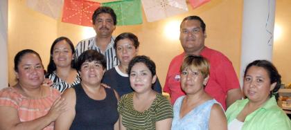 Mireya Gabriela Lare Hernández en la fiesta que le ofrecieron un grupo de amistades, con motivo de su despedida de labor como docente.