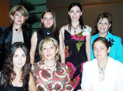Eva Magallanes Delgado, con algunas de las asistentes a su primera despedida de soltera..jpg