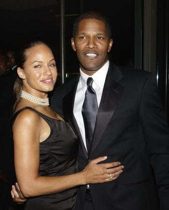 El actor Jamie Foxx con su novia Leila Arcieri quienes llegaron muy motivados al evento.