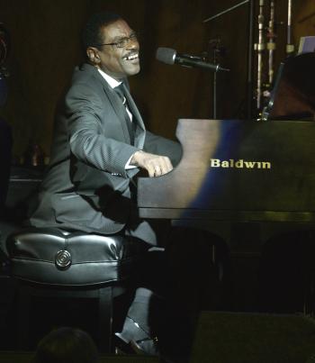 Billy Preston cantó y habló sobre la vida de Ray Charles.