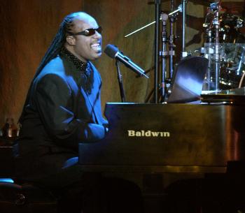 Entre los participantes figuraban Stevie Wonder (foto), el cantante Travis Tritt, uno de los Doobie Brothers, Michael McDonald, y los músicos de R&B James Ingram y Patti Austin. Todos interpretaron los éxitos de Charles, tales como 'Georgia On My Mind', 'What I'd Say' y 'Hit the Road Jack'.