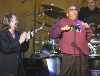 Bill Cosby (der.) fue el presentador del homenaje, en que se recaudó 15 millones de dólares para el Morehouse College Center for the Arts, de Atlanta, Georgia.

 Charles donó 2 millones de dólares a esa institución mayormente de raza negra, a fin de financiar un conjunto de edificios que incluye un anfiteatro que llevará su nombre.
