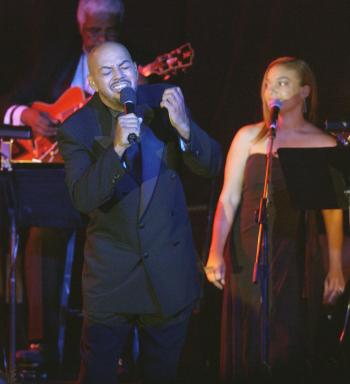 Aquí James Ingram (izq.) quien dijo que Charles 'había tenido más vidas que cualquiera de los 900 ahí presentes'.