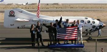 Lo hizo ante la mirada atenta de los miles de amantes de la aviación y la exploración espacial que acudieron al desierto de Mojave (California), a contemplar en persona una misión que se considera histórica, porque se prevé que abra las puertas de la carrera espacial a la empresa privada. 

Tras confirmarse que la SpaceShipOne alcanzó la altura precisa, el equipo a cargo de la misión se proclamó ganador del premio Ansari X, instituido para promover la exploración espacial entre el sector privado.