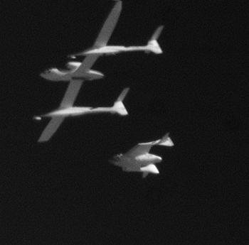 A diferencia de la misión del pasado miércoles, cuando la nave giró sobre sí misma en una espeluznante e imprevista maniobra antes de recobrar la estabilidad, la futurista nave SpaceShipOne se elevó en lo que pareció a simple vista una impecable recta.