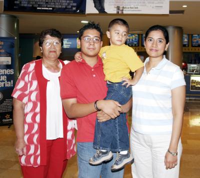 José Esteban Valero, Salvador Sabag, Josefina Martell y Josefina de Sabag