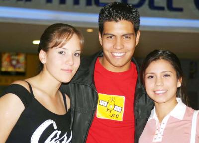 Adriana de Santiago, Mariana Hidrogo y Omar de la Garza.
