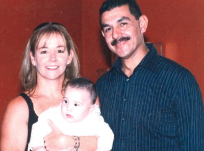 Ana Avelina Cossío y Rúben Cossío, acompañados de su nieto Jerson José.