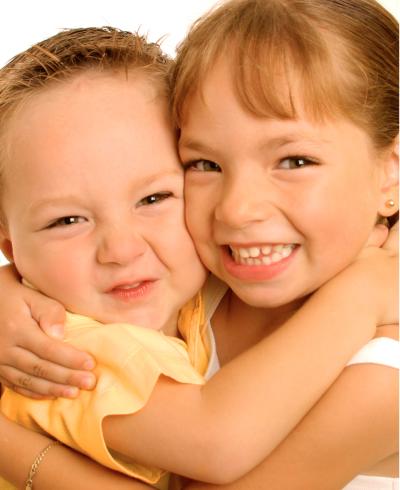 Gabriel y Ana Paola  Ramos Montaña., son hijitos de Julián ramos Moreno y Gabriela Montaña de ramos, en un estudio fotografíco de Caja Mágica.