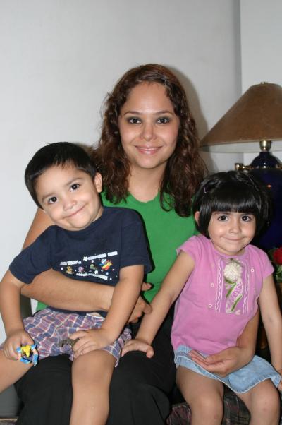  02 de octubre de 2004

Yelile Depp de Castro con sus hijos Yelile y Sebastián Castro Depp.