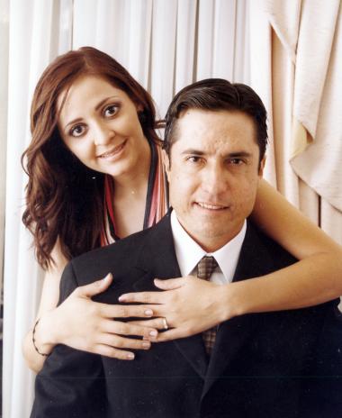 Sr. Efrén Eduardo Ávila García y Srita Alina Yein Chiu Chávez efectuaron su presentación religiosa el tres de septiembre de 2004