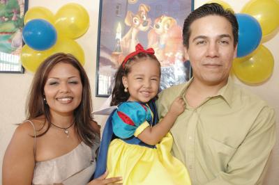 Andrea Yamile Soto Ávila junto a sus papás Carmen Ávila de Soto y Sergio Alberto Soto Sosa el día de su tercer cumpleaños