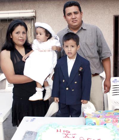 Esteban Leobardo Hernández Becerra en compañía de sus papás Leticia y Esteban en el festejo infantil que le ofrecieron por su tercer cumpleaños