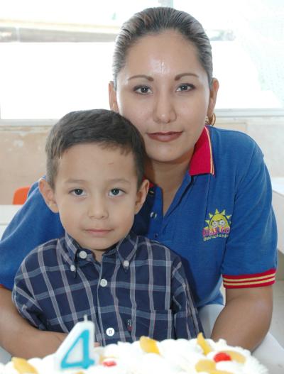 Óscar Pedroza Fraire cumplió cuatro años de vida y su mamá Claudia Fraire le organizó una divertida piñata