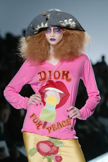 El tejido vaquero recibió un impulso innovador, bordado con flores y motivos plateados o multicolores, sobre trajes de chaquetas, minifaldas plisadas y abrigos-vestidos trapezoidales con bolsillos a la vista.