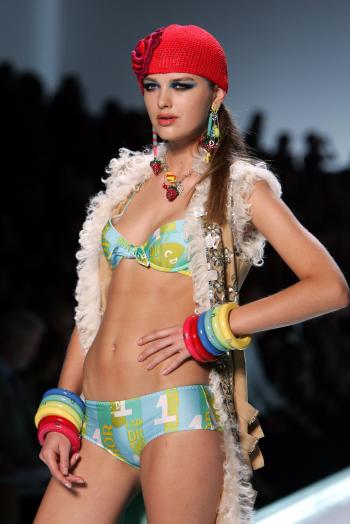 Vaporosa, de volantes, mañanitas, lazos, vestidos flotantes y hasta trajes de chaqueta. Sí. Trajes de chaqueta, ajustados en la cintura, como en los años 50 y muy entallados luego también en las caderas y los muslos. Por ejemplo.