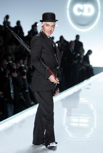 A continuación, lejos, pues, de su habitual espectáculo, la colección fue la más femenina nunca vislumbrada en París para un Dior de Galliano.