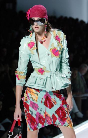 Cualquier instrumento al uso podía servir, pero el dossier de prensa blanco satinado, de resistente cartón, con la lista de los modelos Dior para verano 2005, parecía haber recabado también la unanimidad.