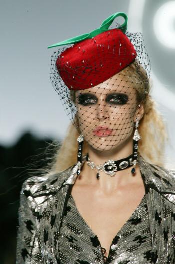 Siempre original, John Galliano, el gibraltareño de cultura cultura hispana y formación británica que dirige el destino artístico de la firma francesa sorprendió, sin embargo, por su... ¿simplicidad?