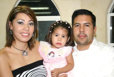 Andrea Donato García acompañada por sus paás, Missael Donato y Cristina Garcia, el día que cumplió dos años de vida.