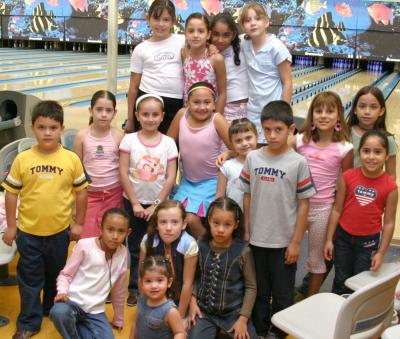  09 de octubre de 2004

Natalia aguilar acompañada por un grupo de amiguitos, en la fiesta que le prepararon por su octavo cumpleaños.