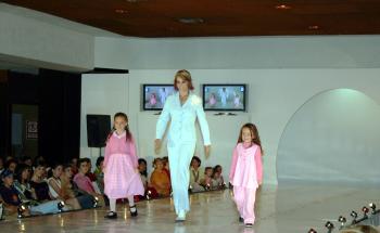 No podía faltar la moda para la familia con coordinados de la temporada.