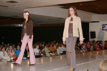 Las “juniors” engalanaron el escenario al vestir minifaldas con chaquetas de algodón combinadas con una playera estampada en la parte de abajo, sólo por citar algunos de los atavíos de la moda para jovencitos.