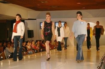 Sensacional y muy “fashion” estuvo el desfile de modas que organizó esta distinguida tienda departamental, la cual presentó lo más reciente en ropa para niños, jovencitos, damas y caballeros.