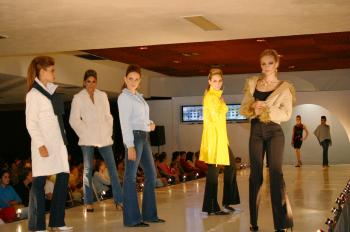 Una tras otra llegaban las distinguidas invitadas hasta que llegó el momento de comenzar, las luces del recinto se apagaron para enseguida dar paso a guapas modelos que demostraron que los jeans pueden combinarse a la perfección con chamarras, abrigos de peluche, de conejo, ponchos y hasta un abrigo de piel.