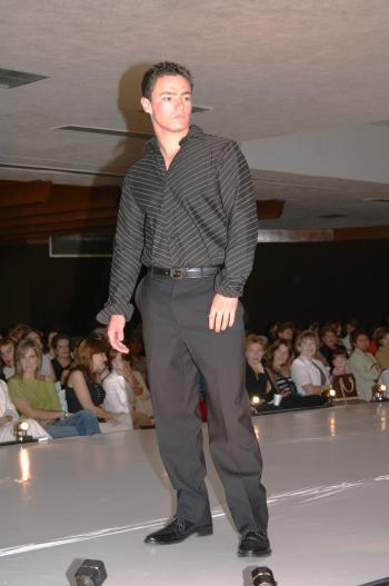 Los caballeros modelaron desde un traje hasta un conjunto completamente casual.