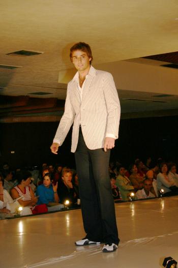 Mary Carmen Rodríguez de Fahur y Roxana Sánchez, coordinadoras de este desfile, comentaron que la tendencia de los chavos es que se atrevan a realizar combinaciones diferentes que rompan con lo clásico, es decir portar un traje y combinarlo con una camisa de tonalidades contrastantes, al igual que la corbata.

otras de las tendencias a usar en los caballeros son las chaquetas estampadas.