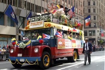 En el gráfico aparece una carro alegórico con distintas banderas latinoamericanas en la celebración del Día de la Hispanidad durante el desfile en la Quinta Avenida de Nueva York, donde participaron carrozas de todos los países iberoamericanos