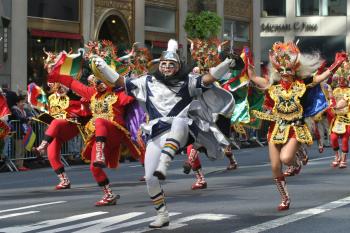 Cumbias, vallenatos, salsa, bachata, merengue, tango, son y cueca son algunos de los ritmos latinoamericanos que ayer reinaron en el corazón de Manhattan, donde esta comunidad mostró con orgullo que está vivo su legado cultural, a pesar de la distancia que les separa de sus países.