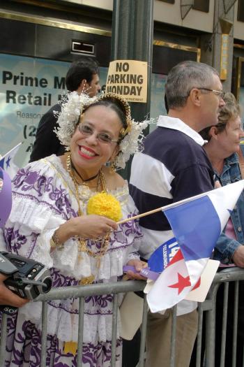 La famosa Quinta Avenida de Nueva York se tornó en un arcoiris cultural durante el tradicional Desfile de la Hispanidad, que conmemoró  el 512 aniversario del Descubrimiento de América por Cristóbal Colón.