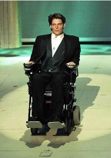 El actor estadounidense nació
en Princeton, Estados Unidos, el 25 de septiembre de 1952 y
debutó a los 14 años en el teatro.

 En 1977 actúa en televisión y en cine con 'Alerta roja: Neptuno
hundido', dirigida por David Greene.