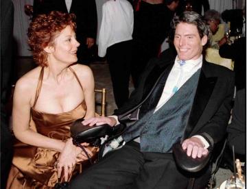Pese a su situación, Reeve era un hombre que salía y trataba de vivir de la manera más normal, según fuentes allegadas, aquí en una premiación fue captado con Susan Sarandon, galardonada con el premio a mejor actriz en marzo de 1996.