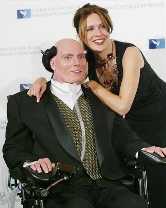 Dana, la viuda del artista (der), que copreside la fundación que ambos crearon para contribuir a la investigación de la enfermedad que sufría Reeve, difundió un comunicado en el que agradece el trato recibido por su esposo en el hospital Northern Westchester de Mount Kisco.

Reeve se casa en 1992 con la actriz Dana Morosini (der.), con quien
tiene un hijo, aunque antes había estado casado con la modelo
inglesa Gae Exton, de la cual tiene dos hijos.