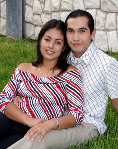 Edna PAola Velazco Simental y César Augusto Lara de la Cruz contraerán matrinio en breve, por tal motivo disfrutaron de una despedida de solteros.