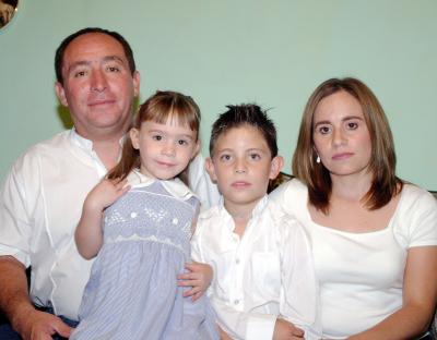 Alejandro Sánchez y Laura Pulido de Sánchez, con sus hijos Alejandro y paulina captados en pasado festejo social.