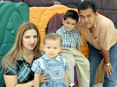 EL pequeño Rolando Cavazón Covarrubias celebró su quinto cumpleñaos, con un divertido convivio leprepararon sus papás, Rolando Cavazón Medina y Ana Ceres Covarrubias de Cavazón y su hermanito Diego.
