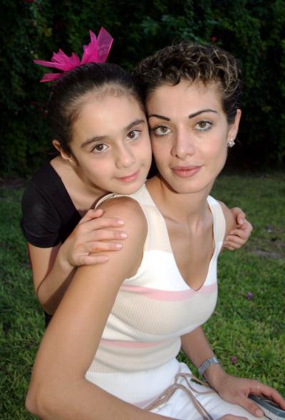  10 de octubre de 2004

Valeria Briones Dacarett junto a su mamá Valeria Dacarett Martínez, en la fiesta que le organizó por su octavo cumpleaños.