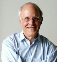 David J. Gross - investigador de la universidad de California, en Santa Barbara; del Instituto de Tecnología de California y del Instituto de Tecnología de Massachusetts- fue escogido junto a los otroas tres científicos por sus descubrimientos en relación a 'la fuerza poderosa, o la 'fuerza de color', como es llamada', dijo la academia. 'La fuerza poderosa es aquella que domina en el núcleo atómico, actuando entre los quarks dentro del protón y del neutrón'.