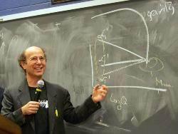 Frank Wilczeck, ex alumno de Gross, nació en 1951 en Nueva York, Estados Unidos.

Físico por la Universidad de Chicago, obtuvo su doctorado (PhD) en 1974 en la de Princeton. Desde el 2000 se desempeña como profesor Herman Feshbach del Departamento de Física del Instituto Tecnológico de Massachusetts (MIT).

Durante su vida como investigador ha trabajado en las Universidades de Princenton, California (Santa Bárbara), y Harvard.



Ha sido reconocido con premios internacionales como el J.J. Sakurai (1986), el del Centro Internacional de Física Teórica de Trieste (Italia, 1994), y la medalla Dirac (1994).